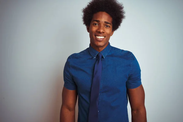 Amerikanischer Geschäftsmann Mit Afro Haaren Blauem Hemd Und Krawatte Vor — Stockfoto