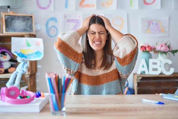 Joven Mujer Hermosa Maestra Con Suéter Gafas Sentadas Escritorio Jardín — Foto de Stock