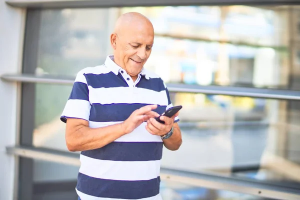 Stilig Man Ler Glad Och Självsäker Stående Med Leende Läpparna — Stockfoto