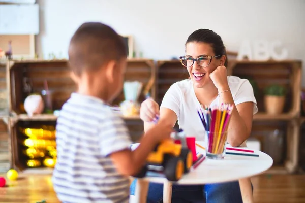 Mooie Leraar Peuter Jongen Spelen Met Trekker Auto Kleuterschool — Stockfoto