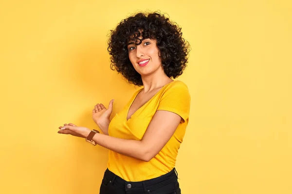 Ung Arabiska Kvinna Med Lockigt Hår Bär Shirt Stående Över — Stockfoto