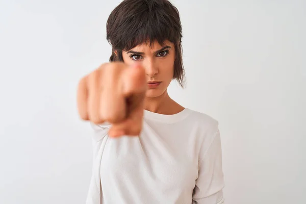 Joven Hermosa Mujer Con Camiseta Casual Pie Sobre Fondo Blanco — Foto de Stock