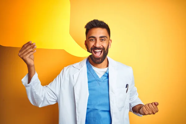 Junger Indischer Arzt Hält Sprechblase Vor Isoliertem Gelben Hintergrund Und — Stockfoto