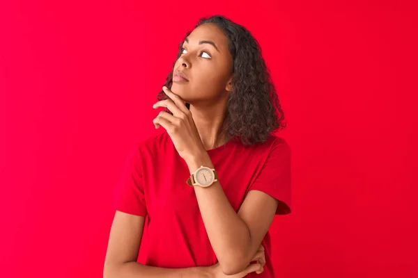 Young Brazilian Woman Wearing Shirt Standing Isolated Red Background Serious — ストック写真