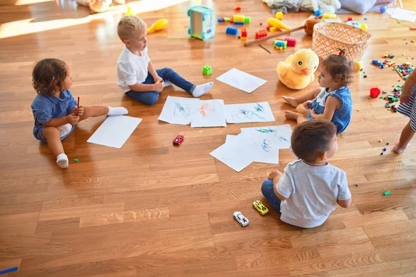 Entzückende Gruppe Von Kleinkindern Die Mit Papier Und Bleistift Auf — Stockfoto