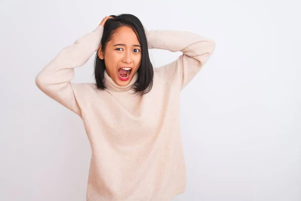 Jonge Chinese Vrouw Draagt Coltrui Geïsoleerde Witte Achtergrond Gek Bang — Stockfoto