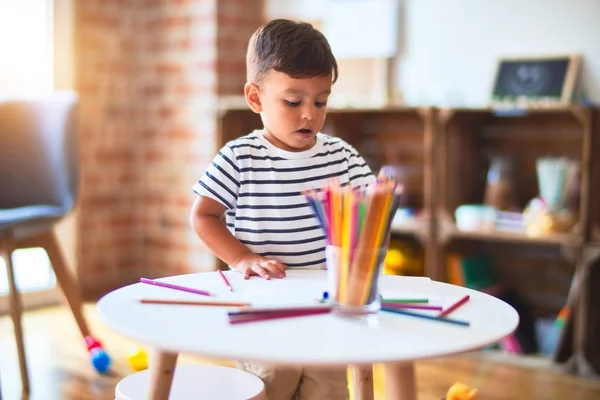 Piękny Maluch Chłopiec Rysunek Ładny Rysunek Przy Użyciu Kolorowych Ołówków — Zdjęcie stockowe