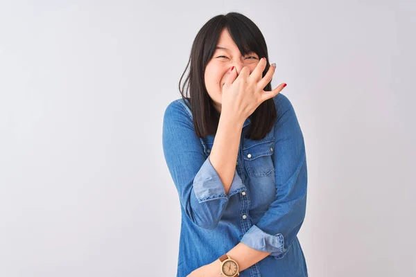 Jonge Mooie Chinese Vrouw Draagt Denim Shirt Geïsoleerde Witte Achtergrond — Stockfoto