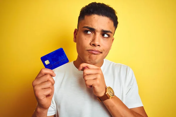 Νεαρός Βραζιλιάνος Πελάτης Πιστωτική Κάρτα Στέκεται Πάνω Από Απομονωμένο Κίτρινο — Φωτογραφία Αρχείου