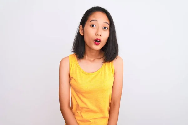 Jonge Chinese Vrouw Draagt Gele Casual Shirt Staan Geïsoleerde Witte — Stockfoto