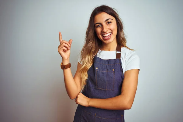 Jonge Mooie Vrouw Draagt Schort Grijze Geïsoleerde Achtergrond Met Een — Stockfoto