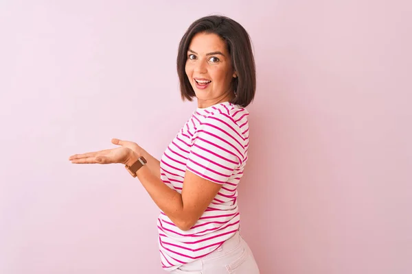 Jonge Mooie Vrouw Draagt Gestreepte Shirt Staan Geïsoleerde Roze Achtergrond — Stockfoto