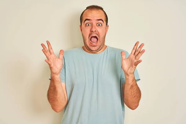 Jovem Vestindo Camiseta Casual Azul Sobre Fundo Branco Isolado Comemorando — Fotografia de Stock