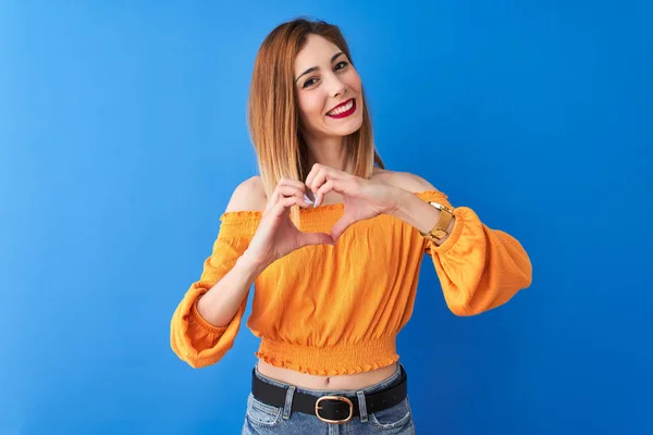 Mulher Ruiva Bonita Vestindo Camiseta Casual Laranja Sobre Fundo Azul — Fotografia de Stock