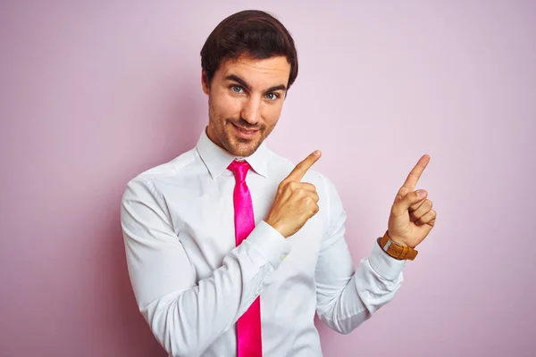 Joven Hombre Negocios Guapo Con Camisa Corbata Pie Sobre Fondo —  Fotos de Stock