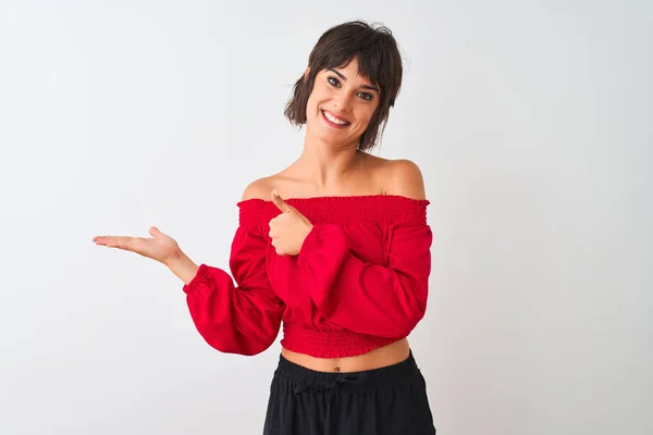 Joven Hermosa Mujer Vistiendo Camiseta Roja Verano Pie Sobre Fondo — Foto de Stock