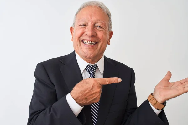 Senior Grauhaarige Geschäftsmann Anzug Steht Vor Isoliertem Weißen Hintergrund Erstaunt — Stockfoto