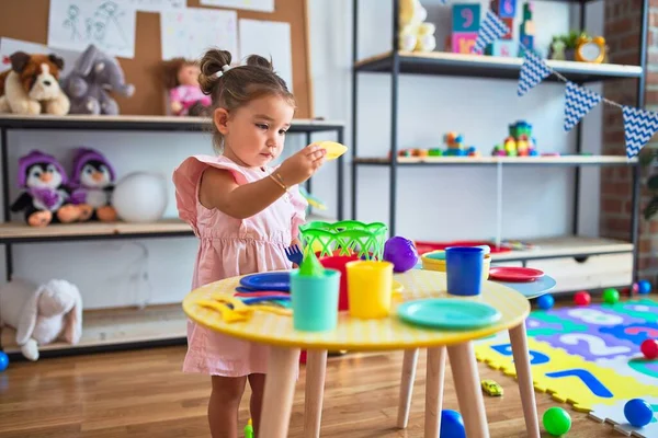 在Kindergaten餐厅 年轻美丽的幼儿在桌子上玩餐具和食品玩具 — 图库照片