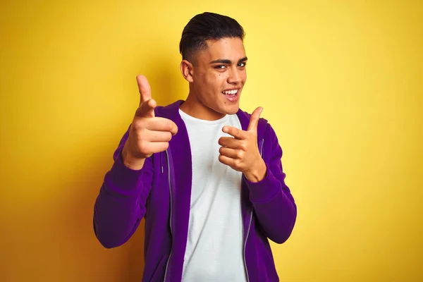 Молодий Бразільський Чоловік Фіолетовій Сорочці Стоїть Над Жовтим Фоном Показуючи — стокове фото