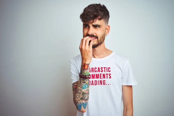 Joven Hombre Con Tatuaje Vistiendo Camiseta Fanny Pie Sobre Fondo — Foto de Stock