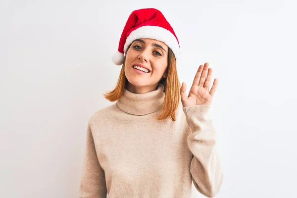 Beautiful Redhead Woman Wearing Christmas Hat Isolated Background Waiving Saying — ストック写真