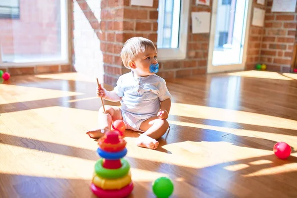 Criança Adorável Sentado Chão Usando Chupeta Torno Lotes Brinquedos Jardim — Fotografia de Stock