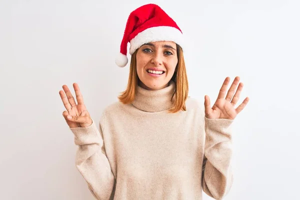 Beautiful Redhead Woman Wearing Christmas Hat Isolated Background Showing Pointing — ストック写真