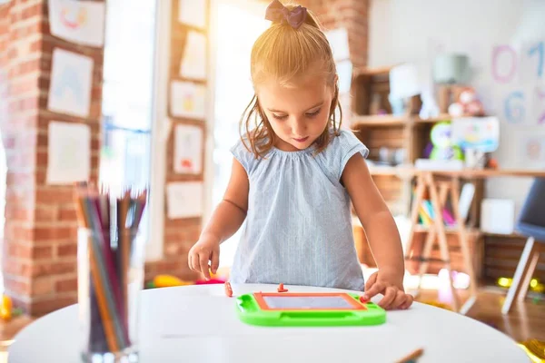 Joven Niña Rubia Hermosa Disfrutando Escuela Juego Con Juguetes Jardín — Foto de Stock