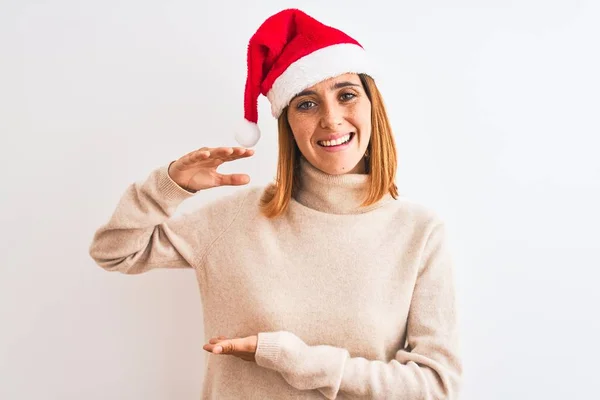 Mooie Roodharige Vrouw Dragen Kerstmuts Geïsoleerde Achtergrond Gebaren Met Handen — Stockfoto