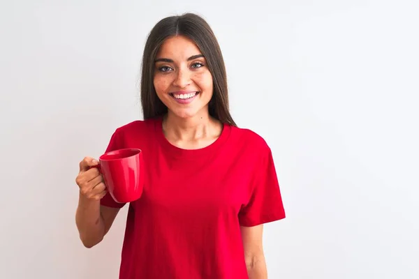Νεαρή Όμορφη Γυναίκα Πίνοντας Κόκκινο Φλιτζάνι Καφέ Στέκεται Πάνω Από — Φωτογραφία Αρχείου