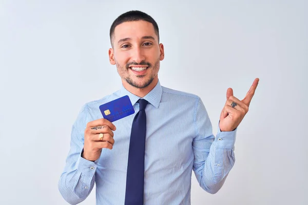 Jovem Homem Negócios Segurando Cartão Crédito Sobre Fundo Isolado Muito — Fotografia de Stock