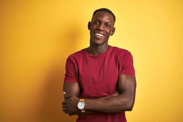 Jeune Homme Afro Américain Portant Shirt Rouge Debout Sur Fond — Photo