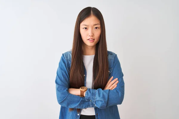 Jovem Chinesa Vestindo Camisa Jeans Sobre Fundo Branco Isolado Cético — Fotografia de Stock