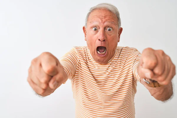 Senior Gråhårig Man Bär Randig Shirt Stående Över Isolerad Vit — Stockfoto