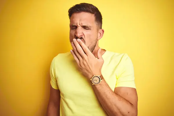 Joven Hombre Guapo Con Camiseta Amarilla Casual Sobre Fondo Aislado —  Fotos de Stock