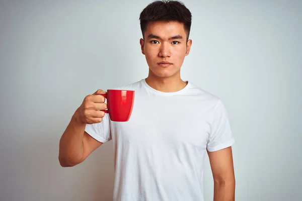 Ασιάτης Κινέζος Άνδρας Κρατώντας Κόκκινο Φλιτζάνι Καφέ Στέκεται Πάνω Από — Φωτογραφία Αρχείου