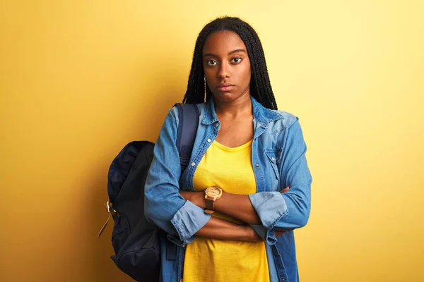 Afrikai Amerikai Diáknő Hátizsákot Visel Elszigetelt Sárga Háttér Szkeptikus Ideges — Stock Fotó