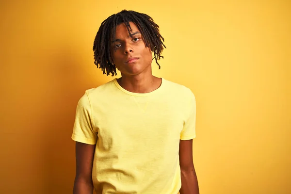 Rastgele Tişörtler Giyen Afro Bir Adam Izole Edilmiş Sarı Arka — Stok fotoğraf