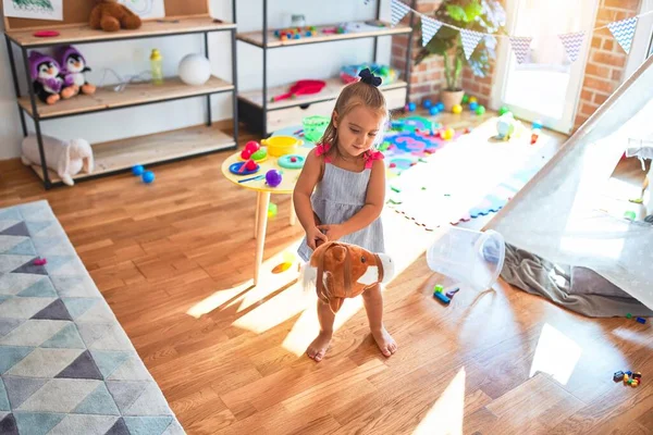 Jovem Menina Loira Bonita Garoto Desfrutando Jogar Escola Com Brinquedos — Fotografia de Stock