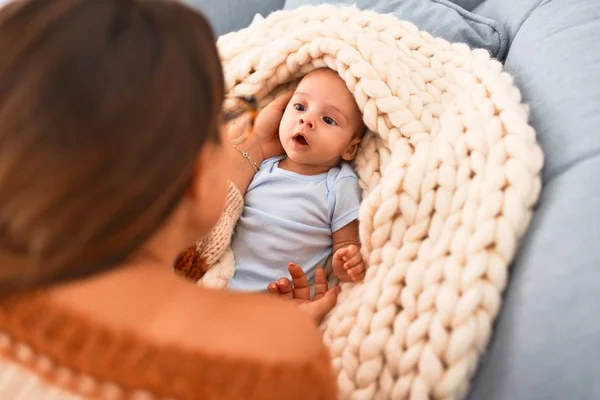 Genç Güzel Bir Kadın Bebeği Evdeki Kanepede Yeni Doğan Anne — Stok fotoğraf