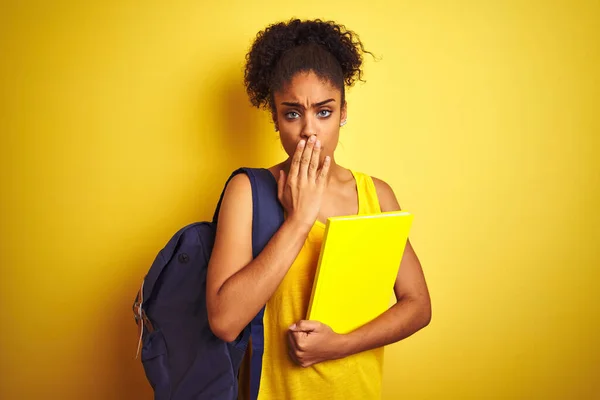 Estudante Americano Mulher Usando Mochila Segurando Notebook Sobre Isolado Amarelo — Fotografia de Stock