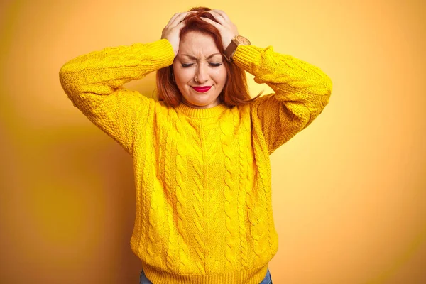 Mulher Ruiva Bonita Vestindo Camisola Inverno Sobre Fundo Amarelo Isolado — Fotografia de Stock