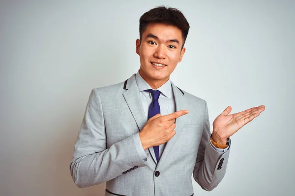 Ázsiai Kínai Üzletember Öltönyt Nyakkendőt Visel Áll Elszigetelt Fehér Háttér — Stock Fotó