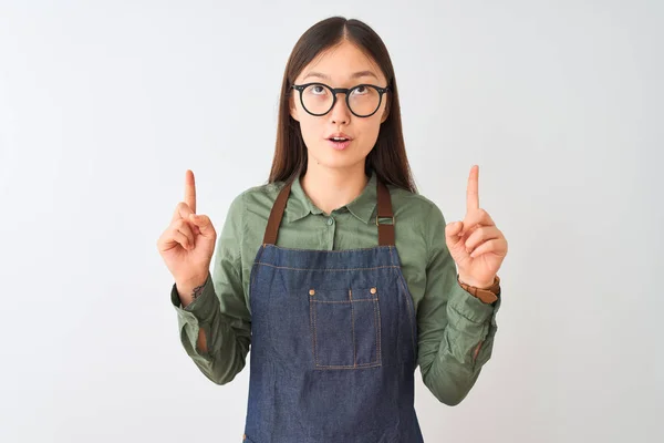 Mladý Čínský Obchodník Žena Nosí Zástěru Brýle Přes Izolované Bílé — Stock fotografie