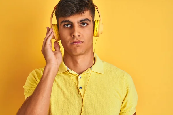 Jonge Indiaanse Man Luisteren Naar Muziek Met Behulp Van Koptelefoon — Stockfoto