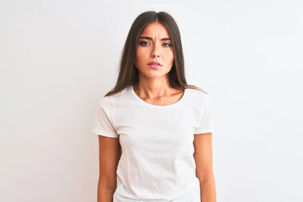 Joven Hermosa Mujer Con Camiseta Casual Pie Sobre Fondo Blanco — Foto de Stock