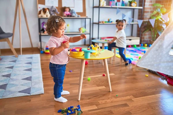 Förtjusande Småbarn Som Leker Med Mat Plast Och Bestick Dagis — Stockfoto