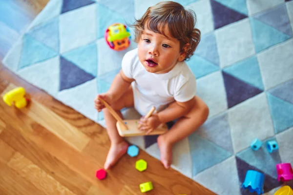 Hermosa Niña Jugando Con Juguetes Alfombra — Foto de Stock