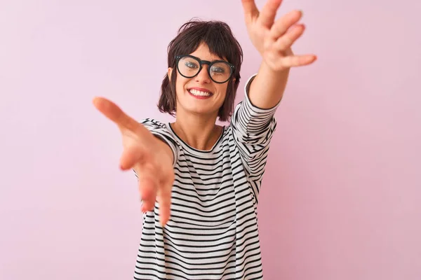 Ung Vacker Kvinna Bär Randig Shirt Och Glasögon Över Isolerade — Stockfoto