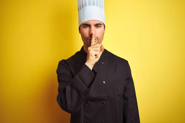 Homem Jovem Chef Vestindo Uniforme Chapéu Sobre Fundo Amarelo Isolado — Fotografia de Stock